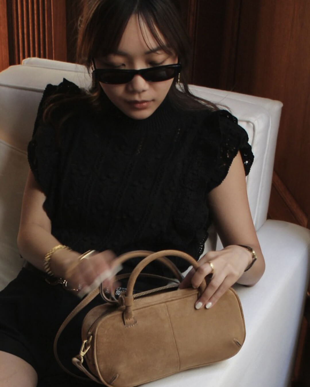 תיק נשים מיניאטורי מעור זמש עם שתי ידיות - תיק בגדת קז'ואל לתלייה על הכתף