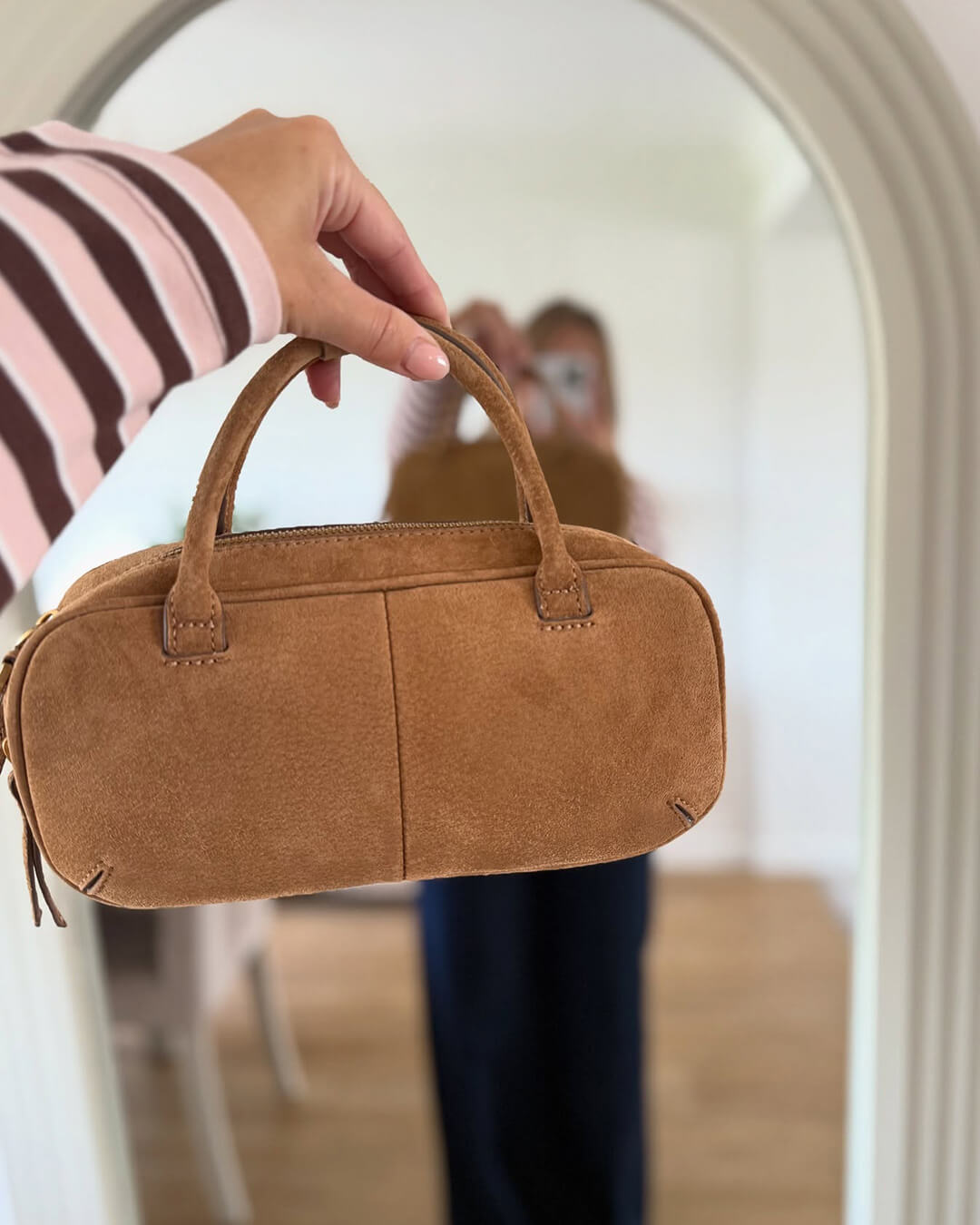 תיק נשים מיניאטורי מעור זמש עם שתי ידיות - תיק בגדת קז'ואל לתלייה על הכתף