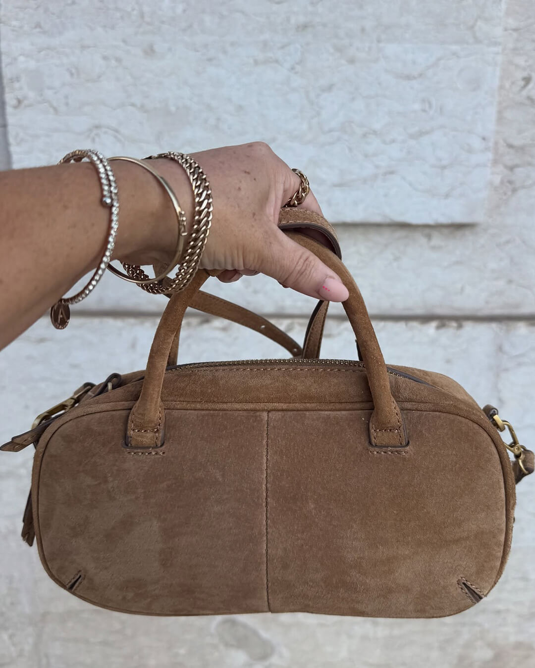 תיק נשים מיניאטורי מעור זמש עם שתי ידיות - תיק בגדת קז'ואל לתלייה על הכתף