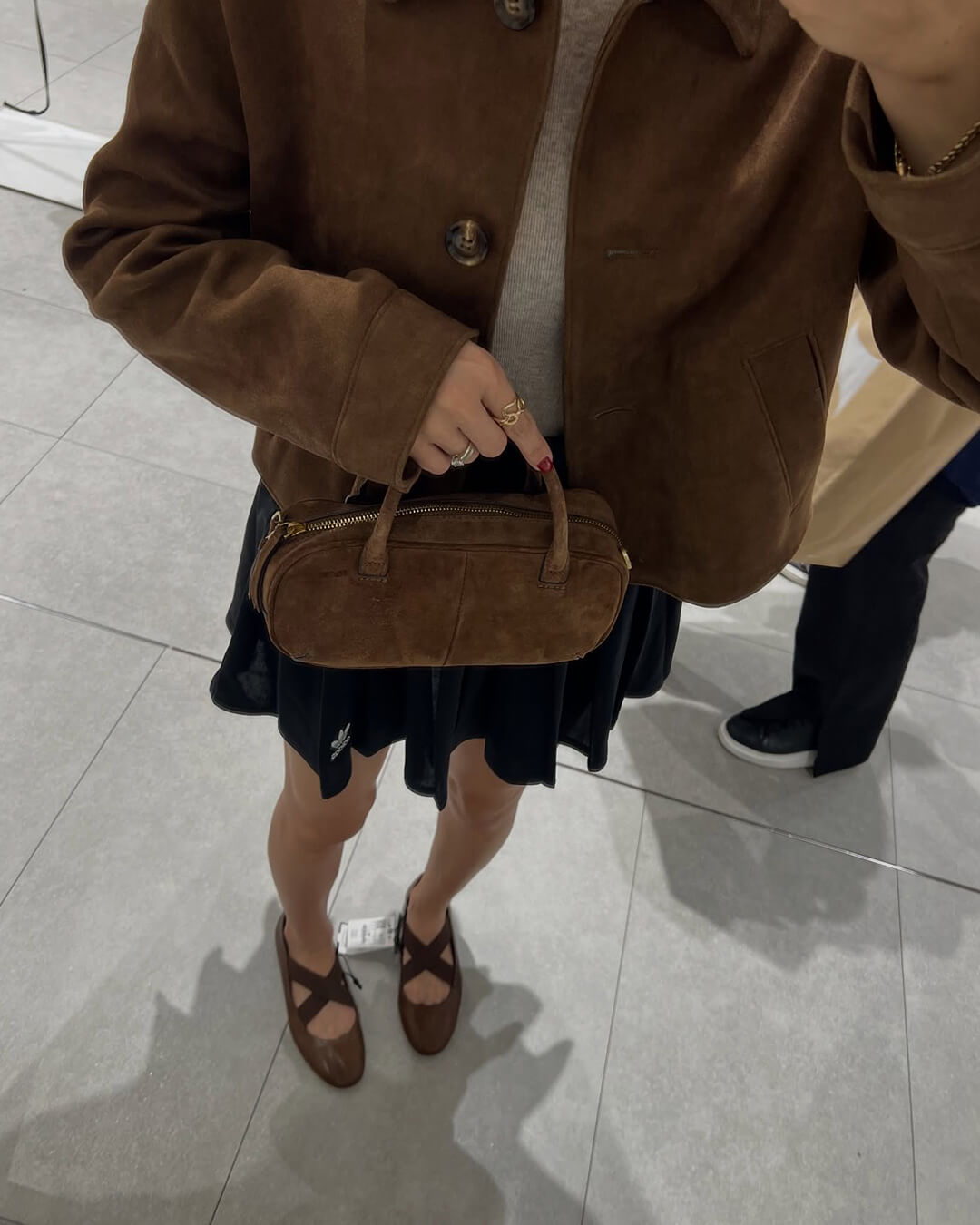 תיק נשים מיניאטורי מעור זמש עם שתי ידיות - תיק בגדת קז'ואל לתלייה על הכתף