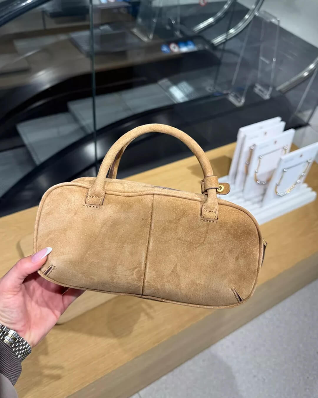 תיק נשים מיניאטורי מעור זמש עם שתי ידיות - תיק בגדת קז'ואל לתלייה על הכתף