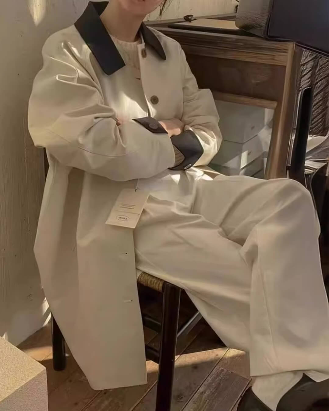 מעיל טרנץ' לארה עם פרטים שחורים