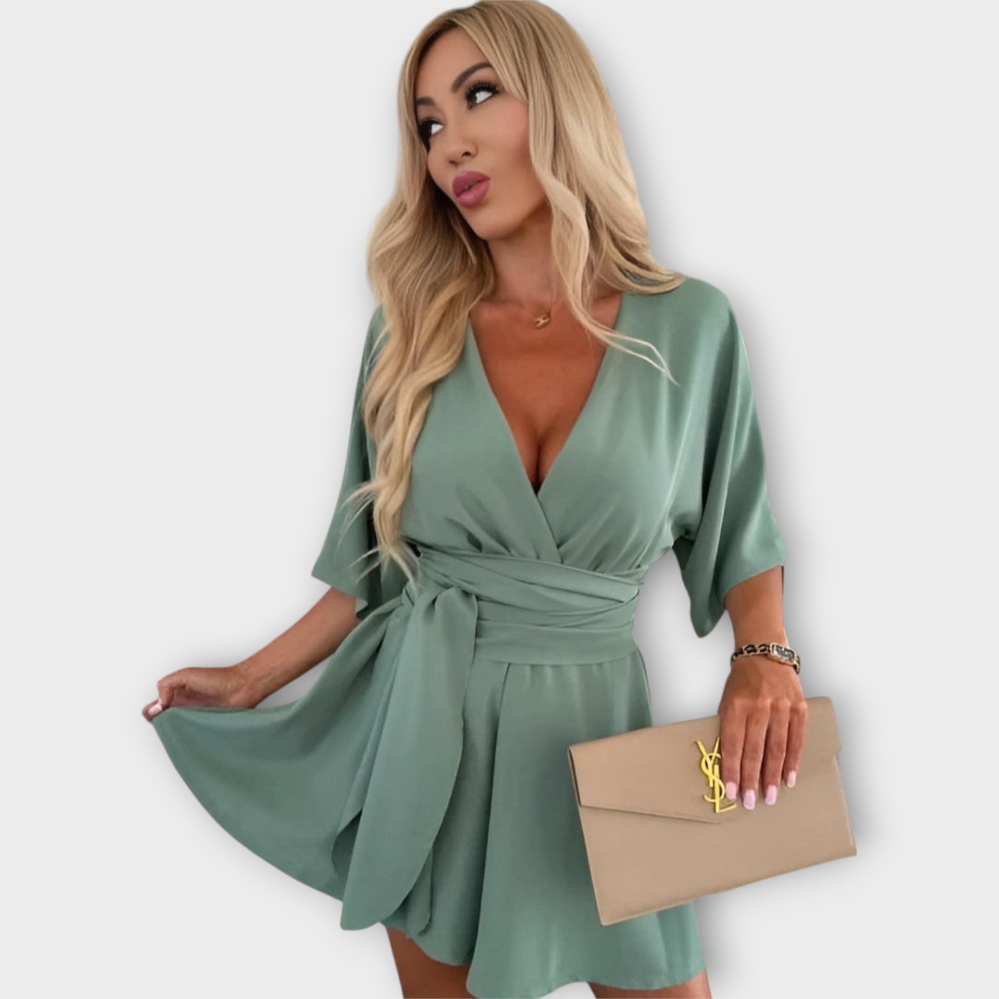 שמלות קיץ קלות עם רפפות וחגורה