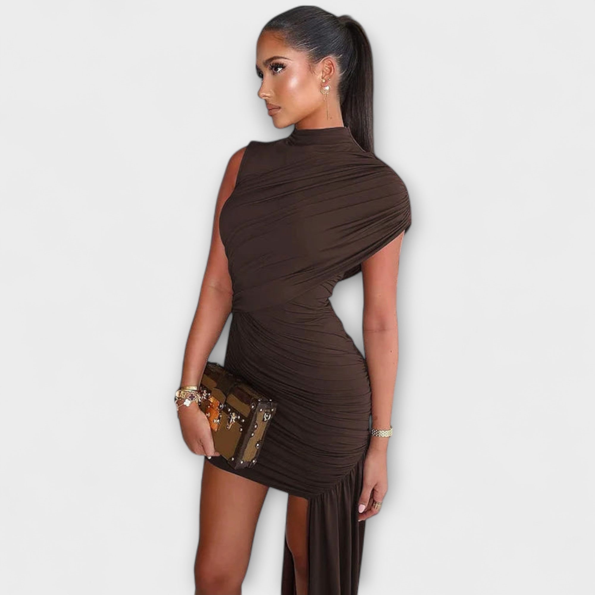 לילה - שמלה אופנתית, צמודה עם צווארון עגול ופליסה