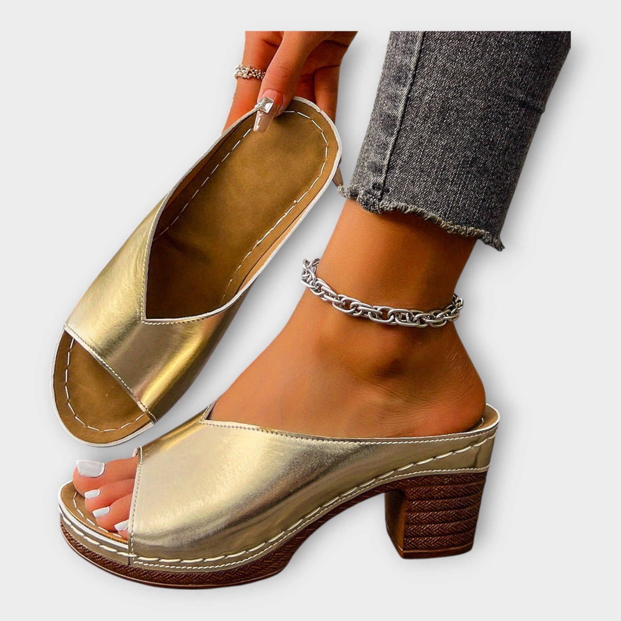 סנדלים עם עקב עבה ועקב פתוח