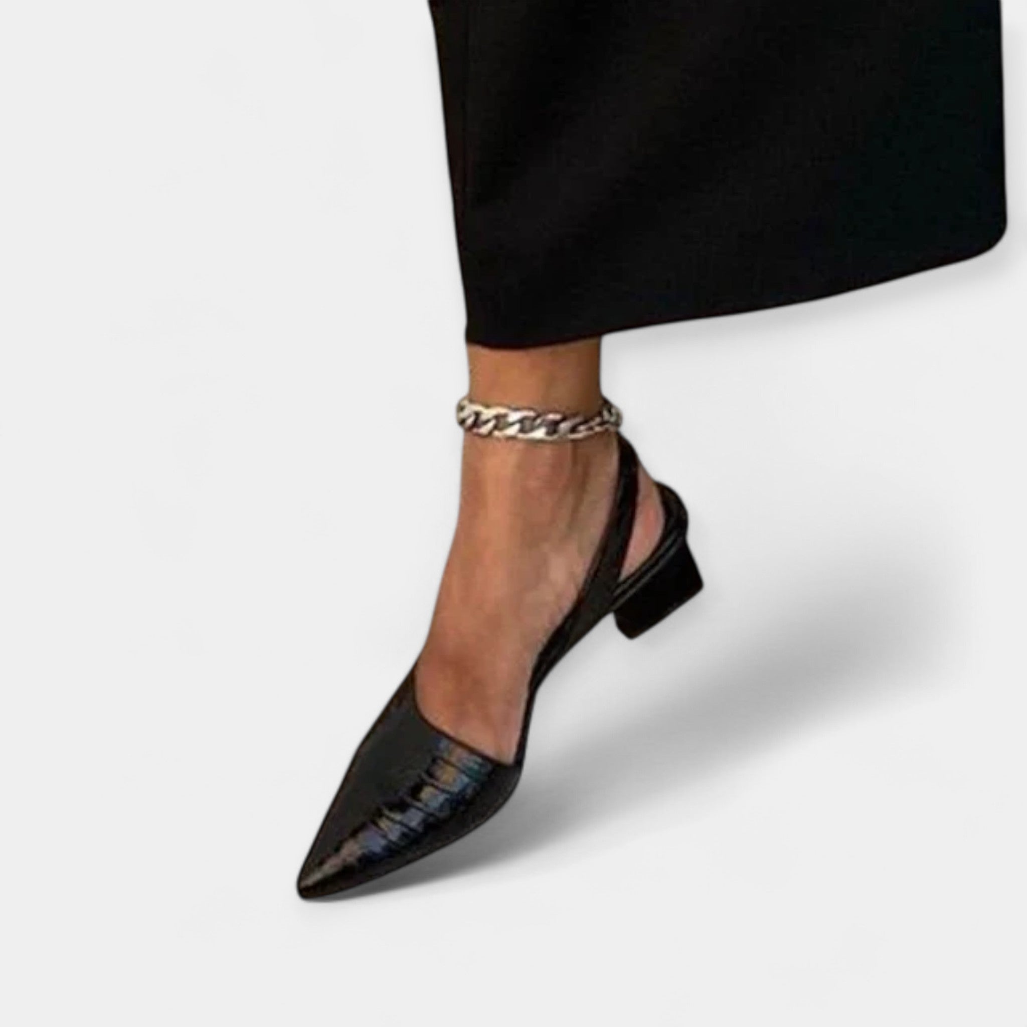 נעלי עקב עם פרטים יוקרתיים