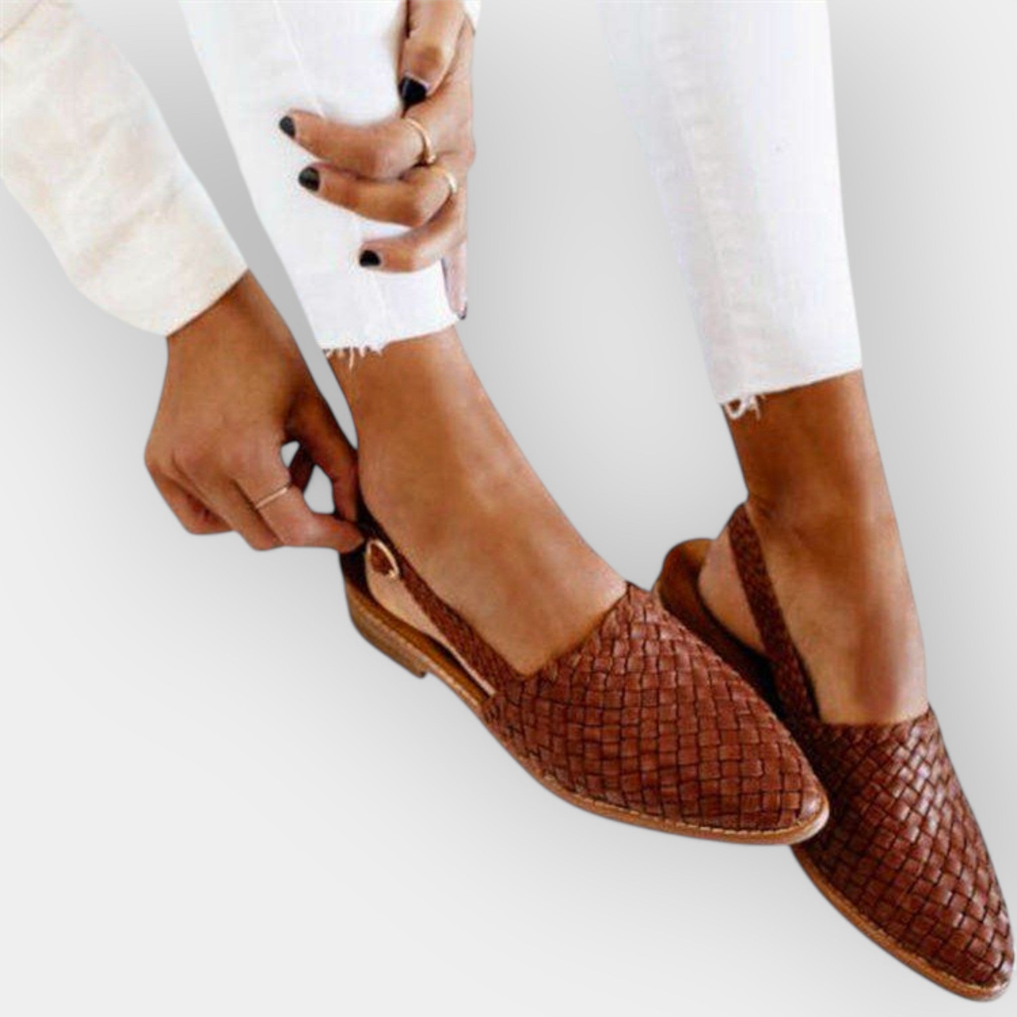 סנדלים בעיצוב מינימליסטי בעבודת יד