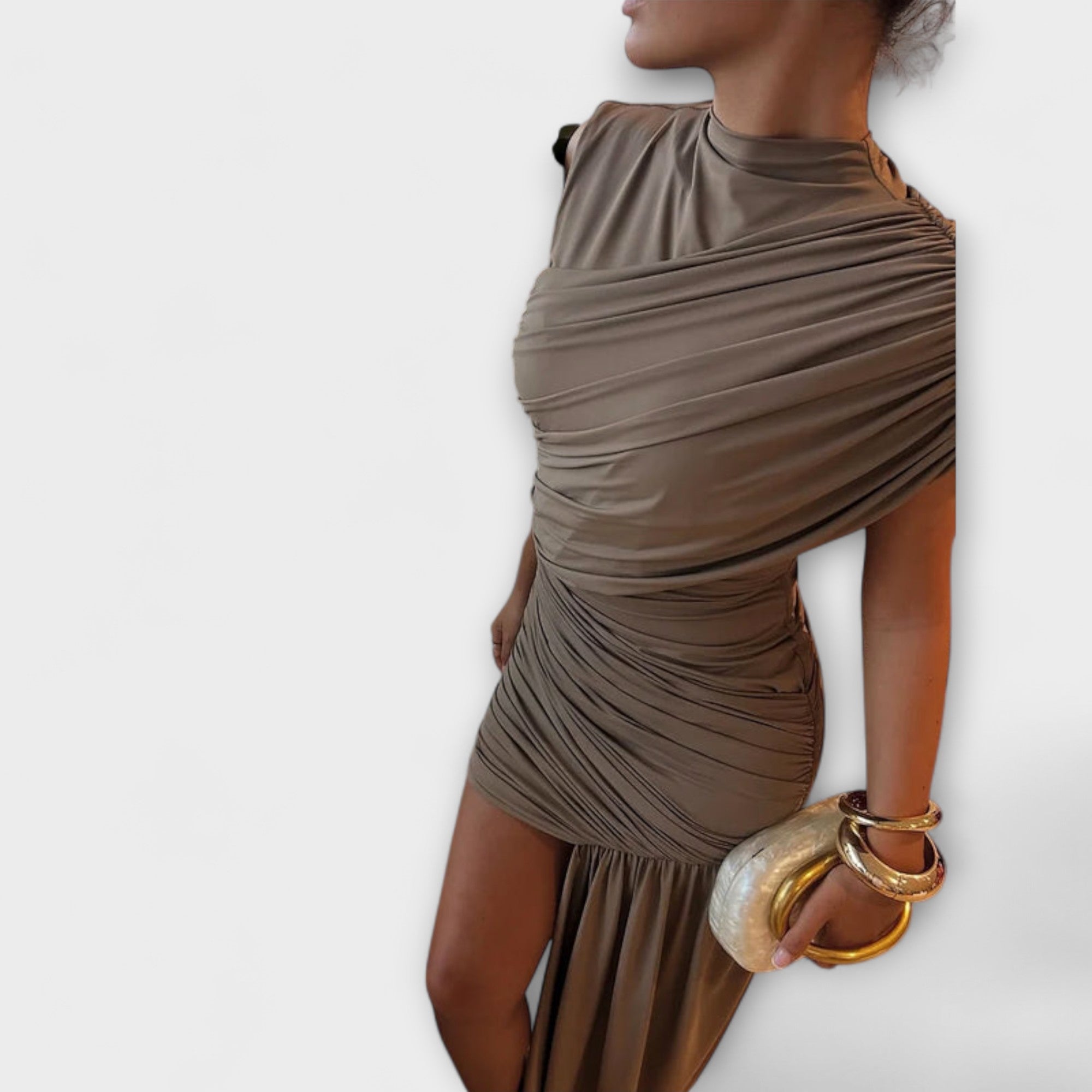 לילה - שמלה אופנתית, צמודה עם צווארון עגול ופליסה