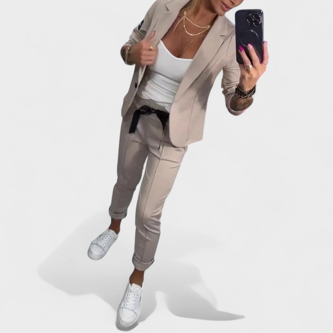 ניקה – סט מותאם אישית: ז'קט רך ומכנסיים רחבים