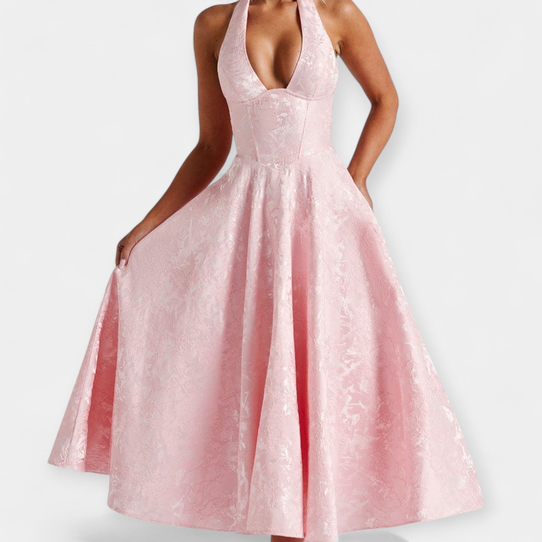 שמלת מיני עם גב פתוח ועיצוב קורסה