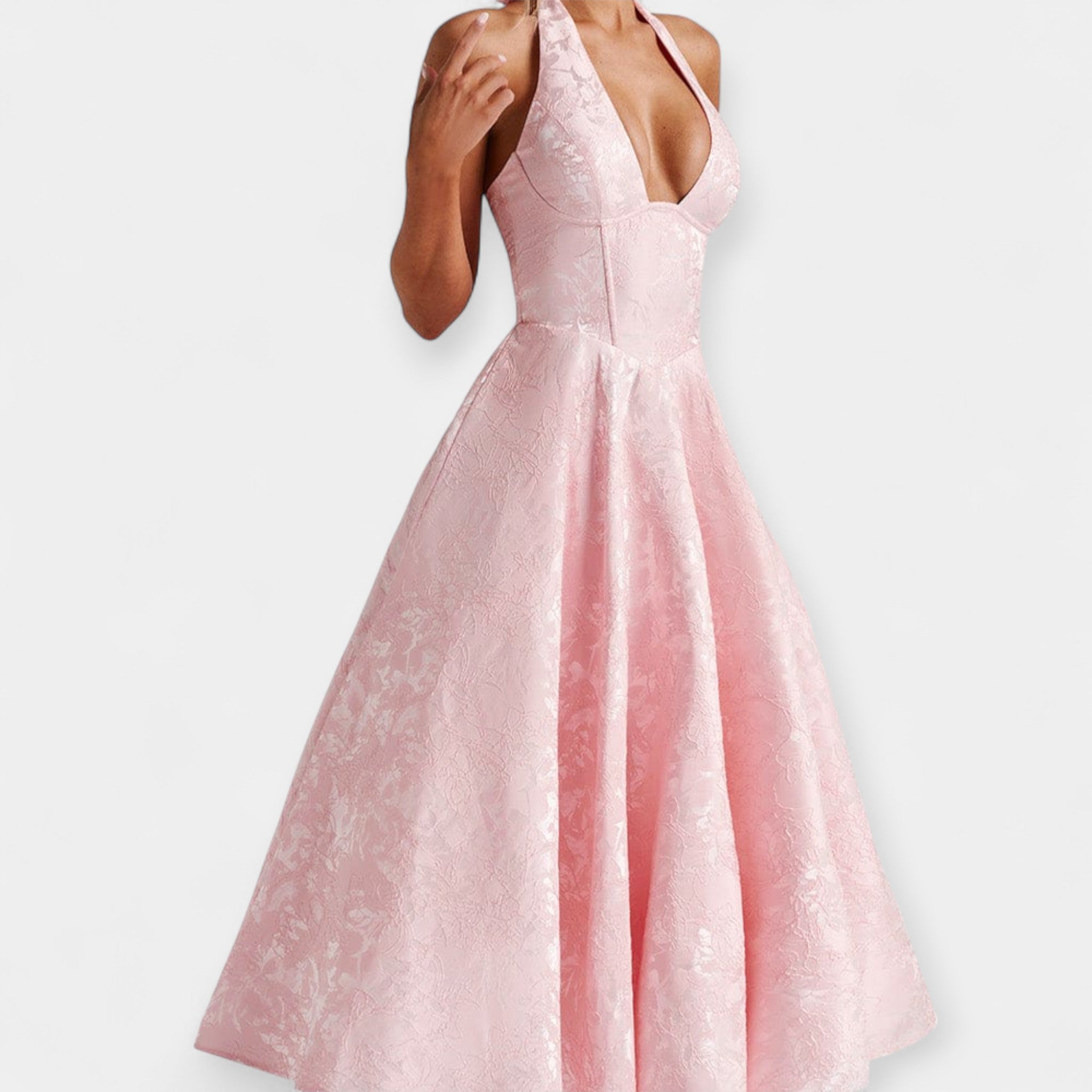 שמלת מיני עם גב פתוח ועיצוב קורסה