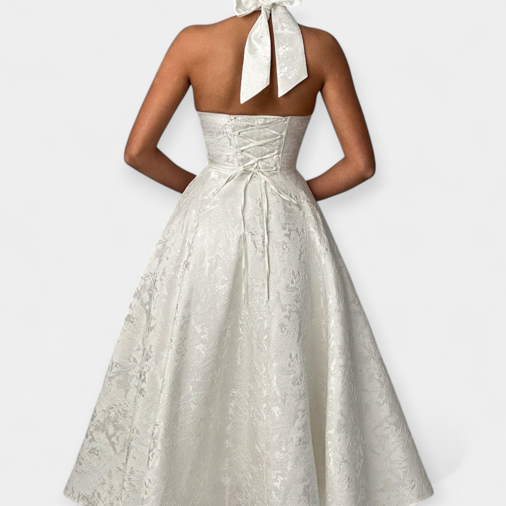 שמלת מיני עם גב פתוח ועיצוב קורסה