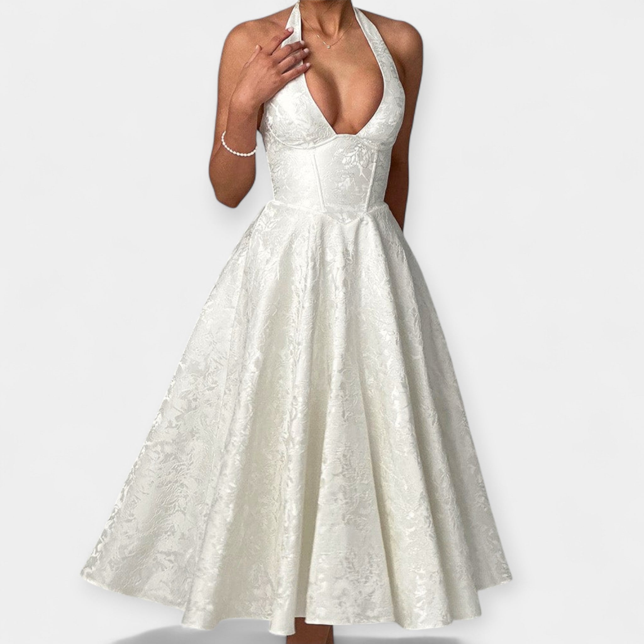 שמלת מיני עם גב פתוח ועיצוב קורסה