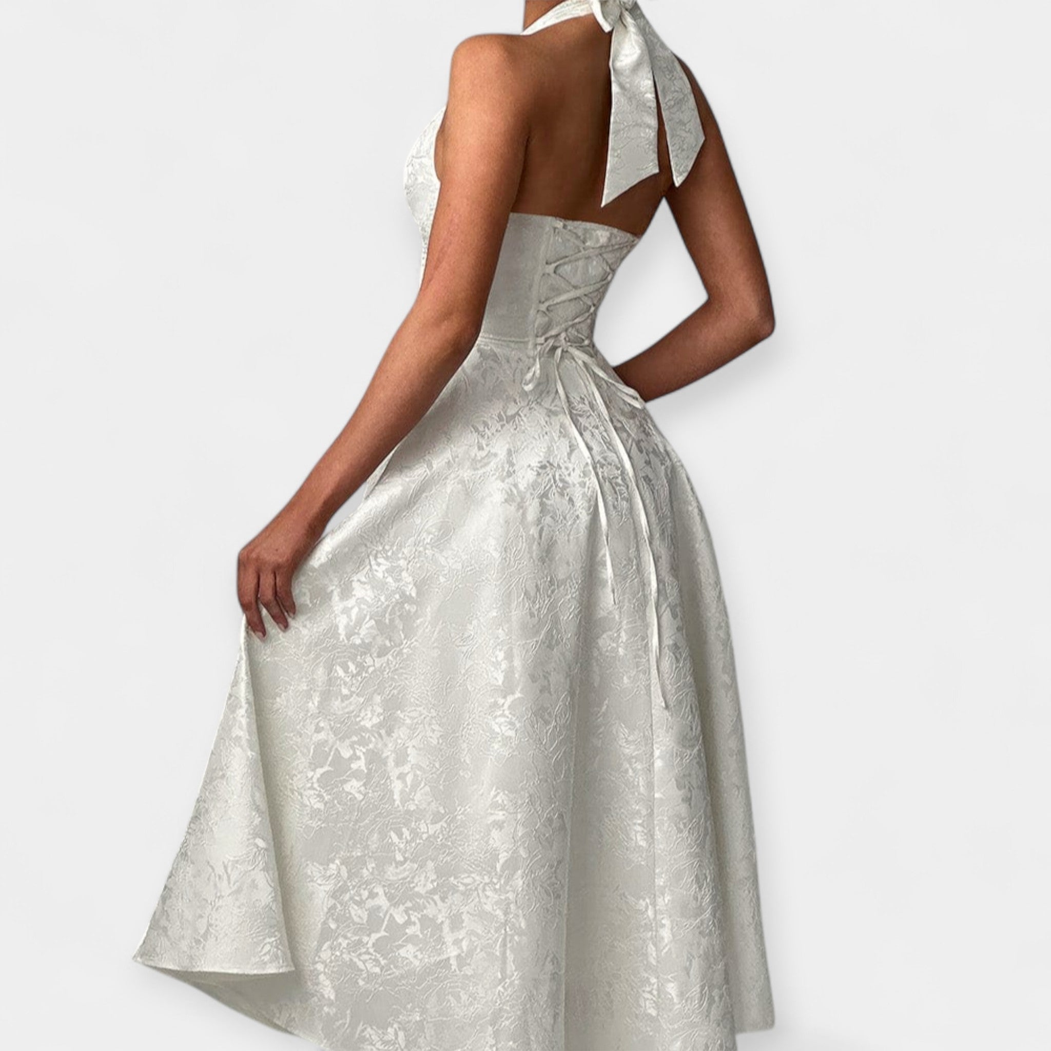 שמלת מיני עם גב פתוח ועיצוב קורסה