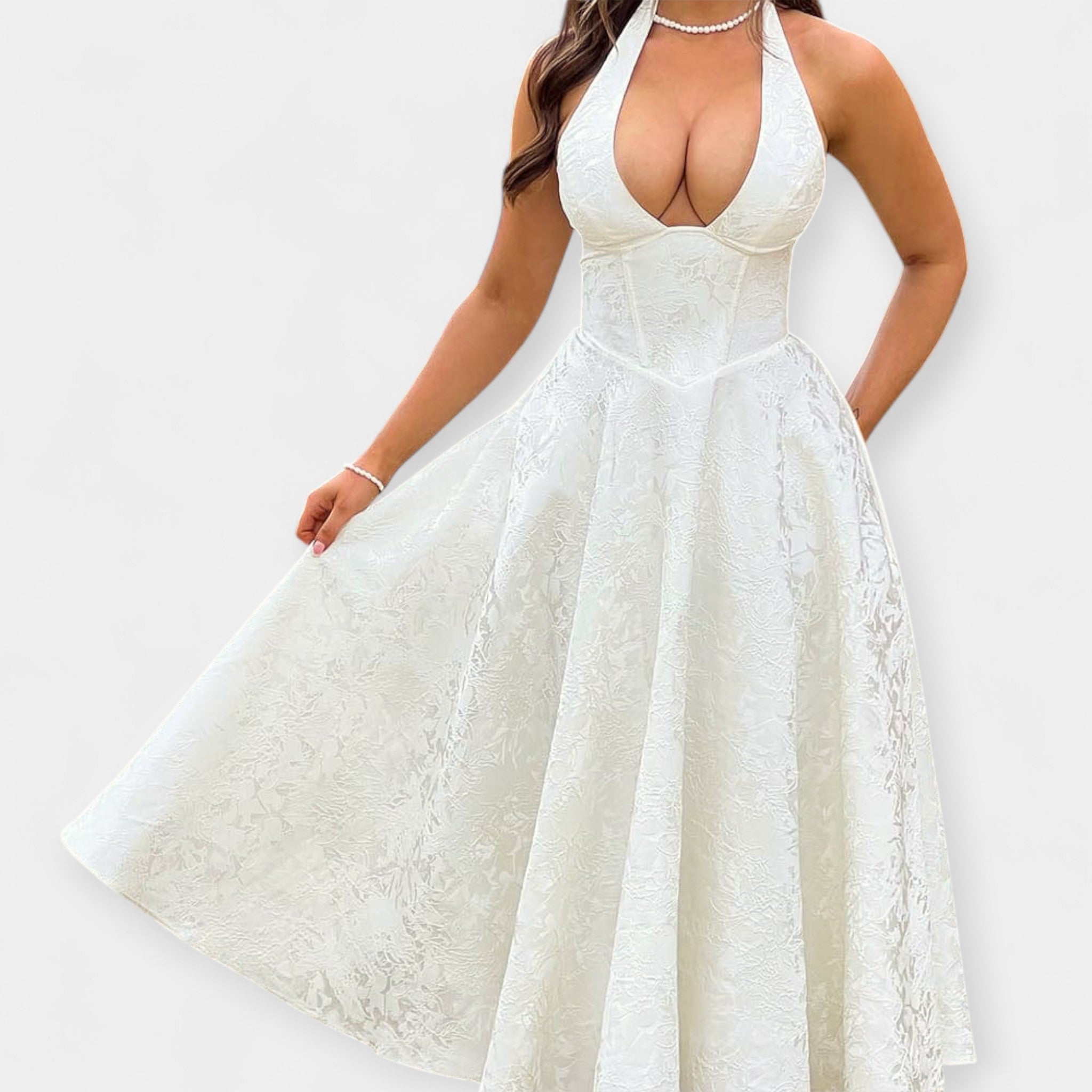 שמלת מיני עם גב פתוח ועיצוב קורסה