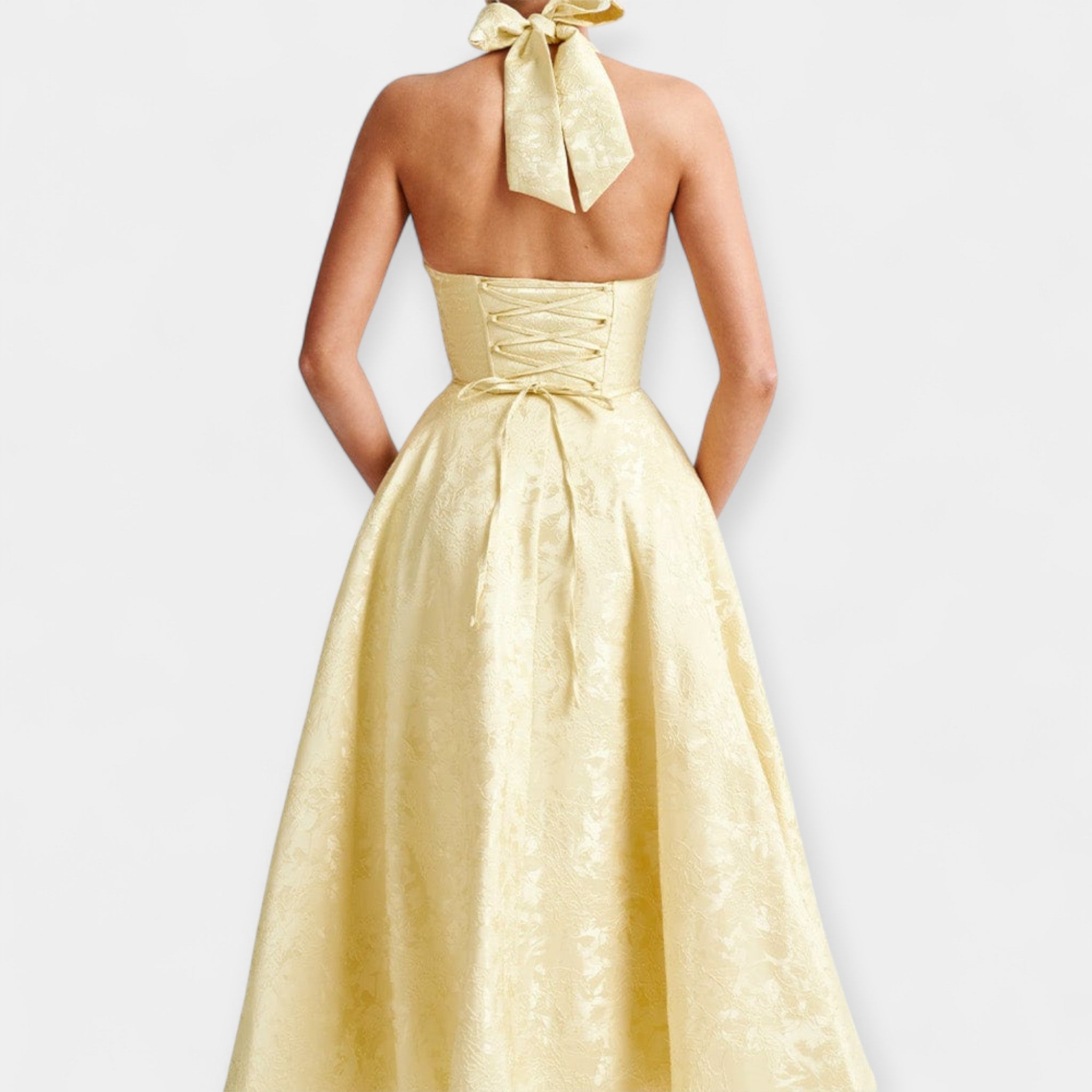 שמלת מיני עם גב פתוח ועיצוב קורסה