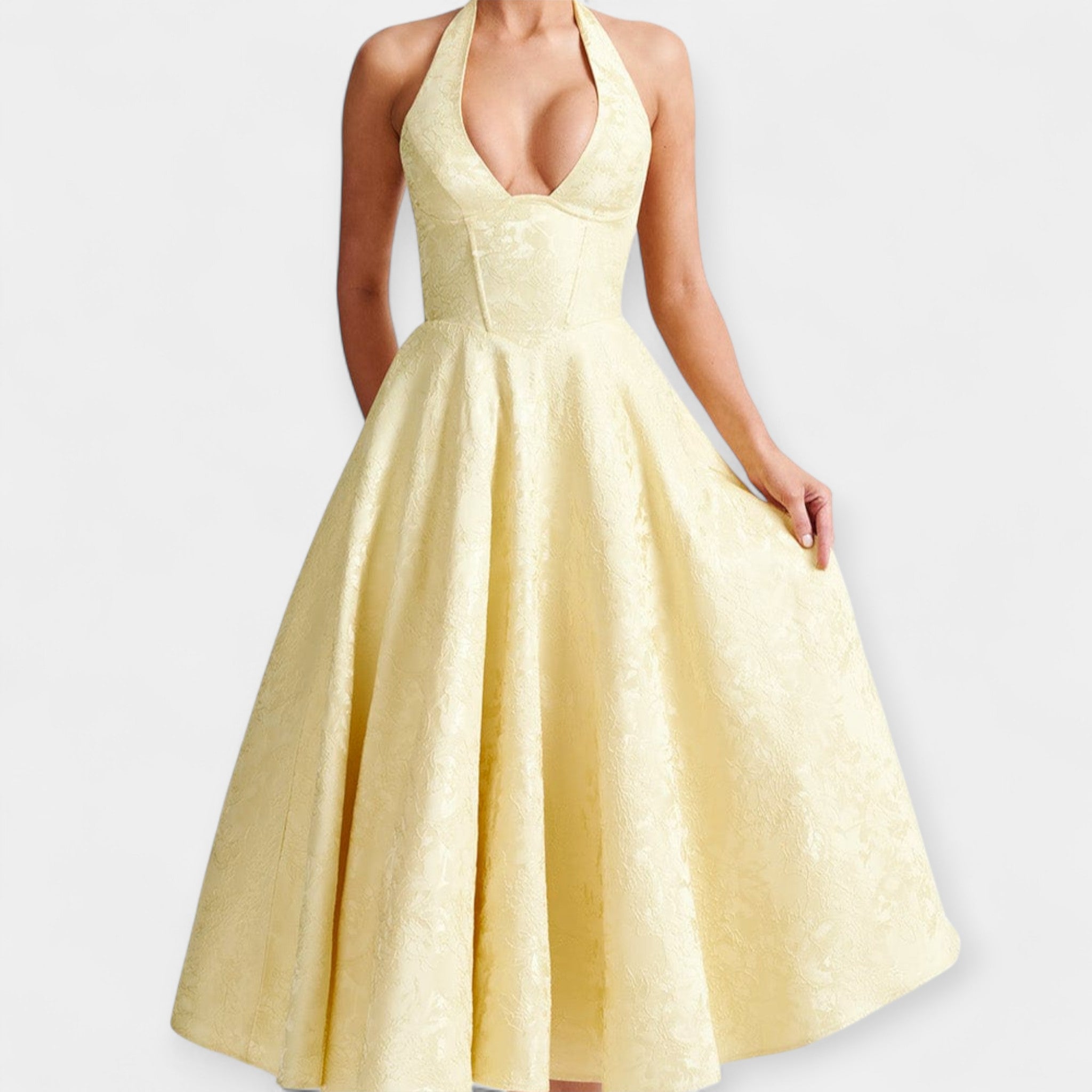 שמלת מיני עם גב פתוח ועיצוב קורסה