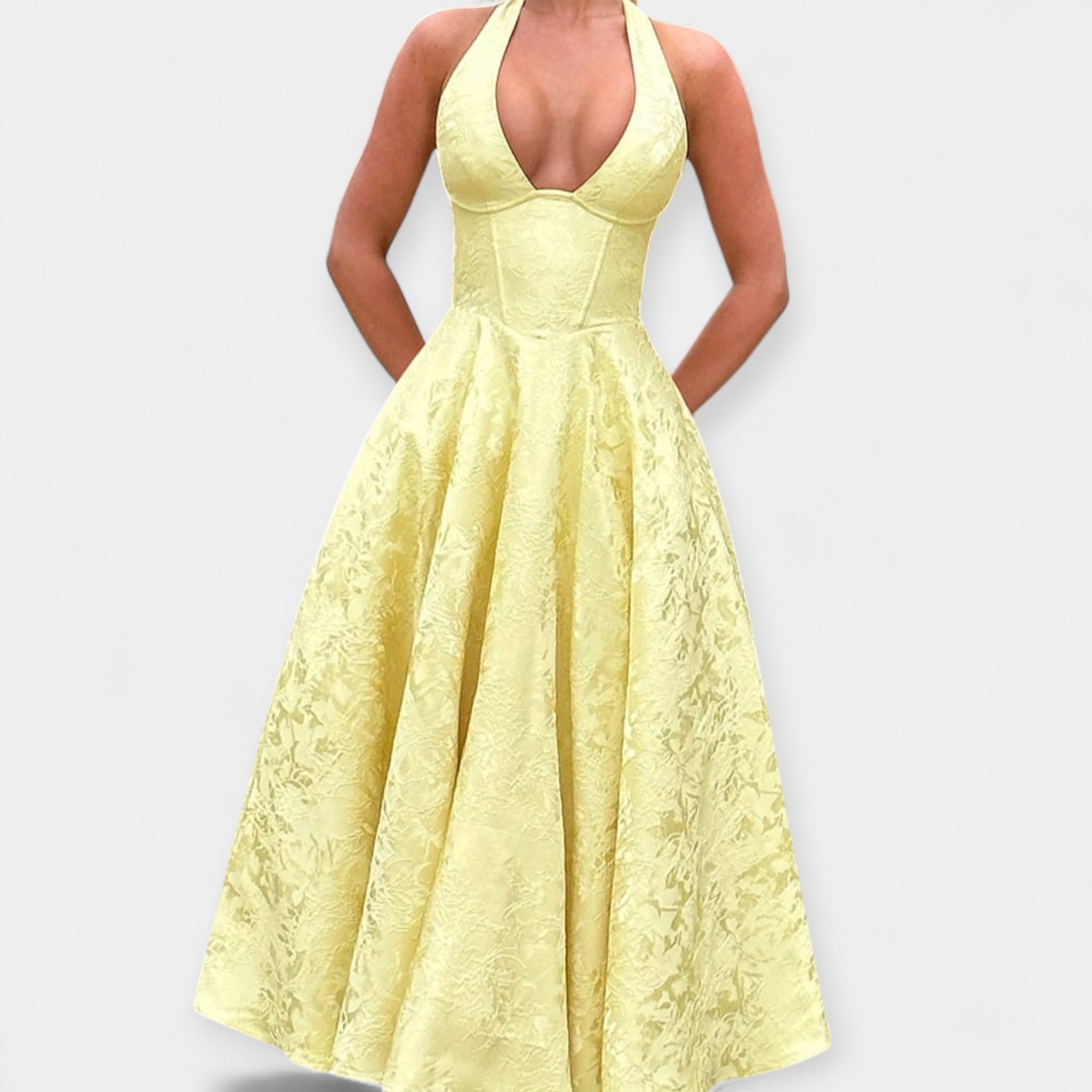 שמלת מיני עם גב פתוח ועיצוב קורסה