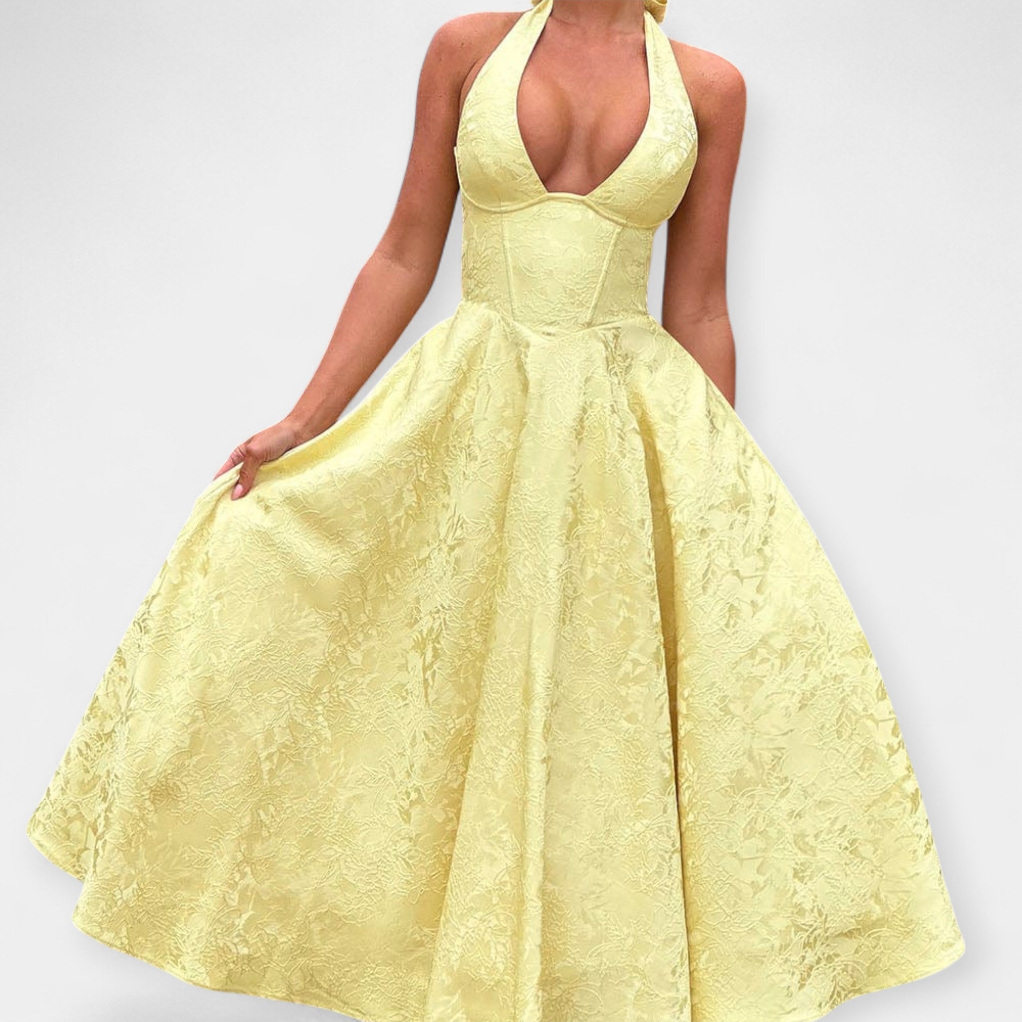 שמלת מיני עם גב פתוח ועיצוב קורסה