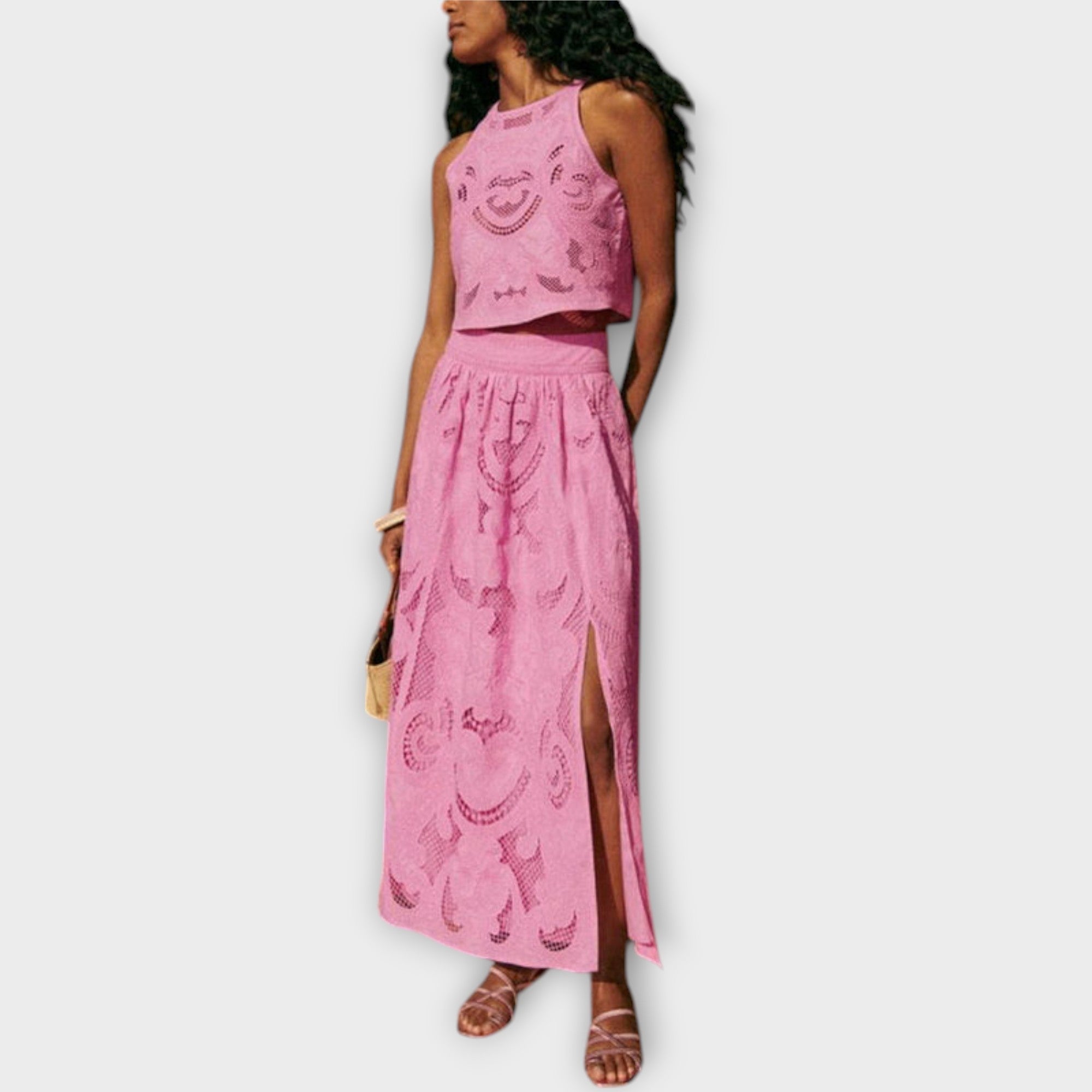 מילה - סט תחרה מדהים עם חיתוכים