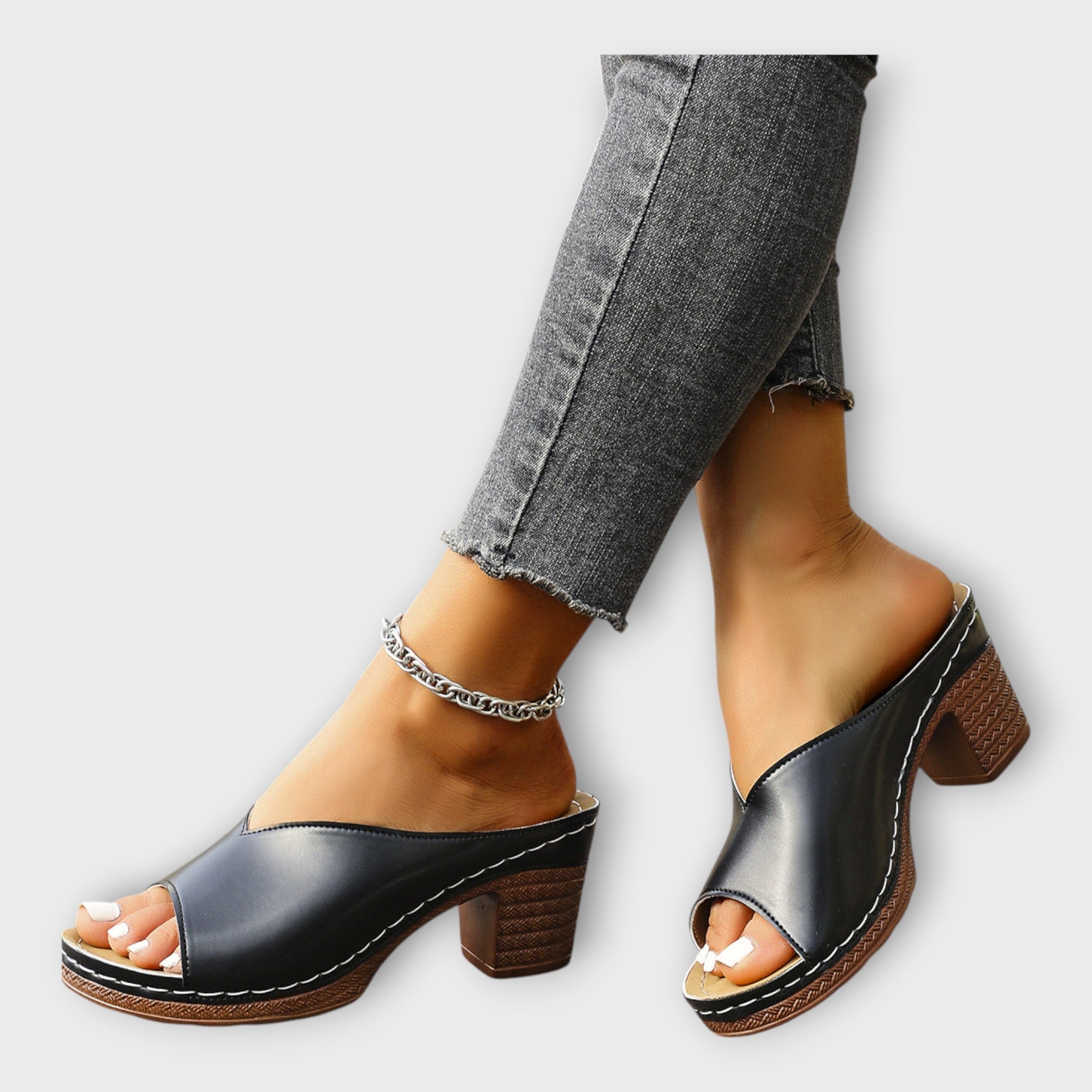 סנדלים עם עקב עבה ועקב פתוח