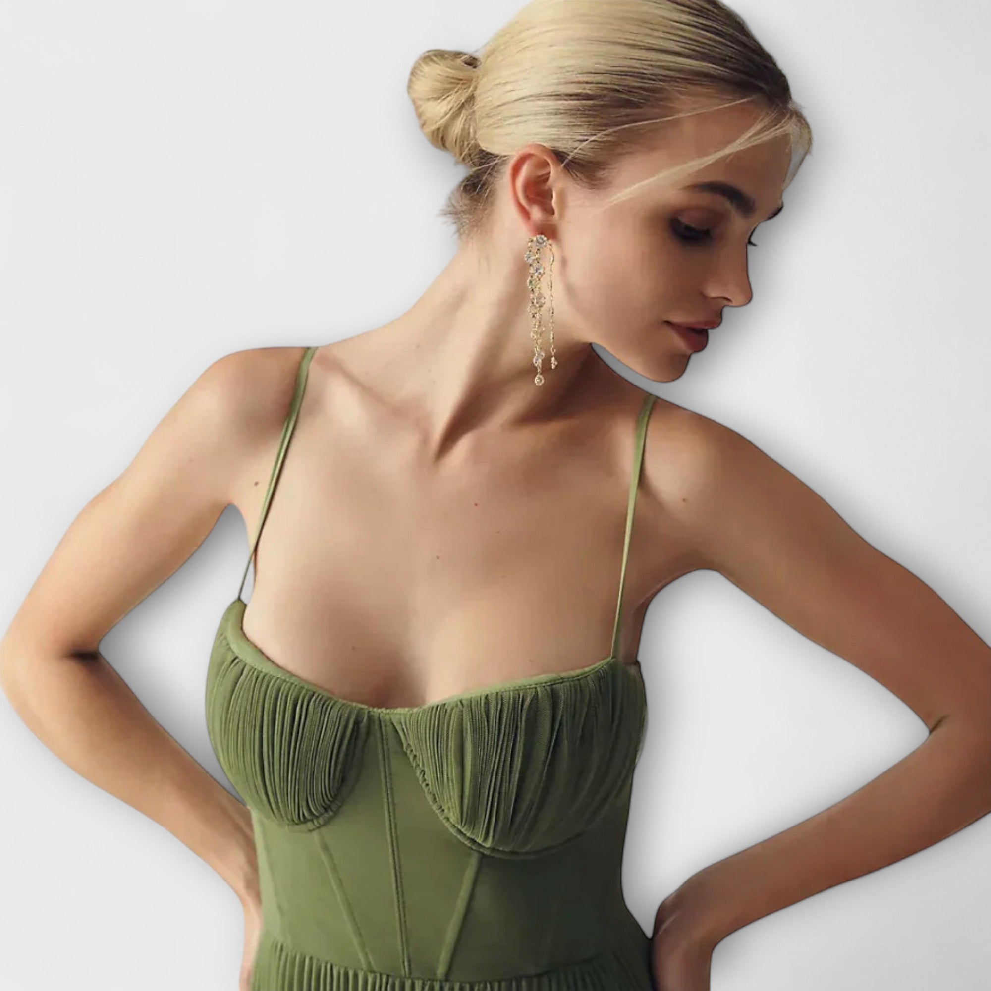 לוקרציה - שמלה אלגנטית עם קסם