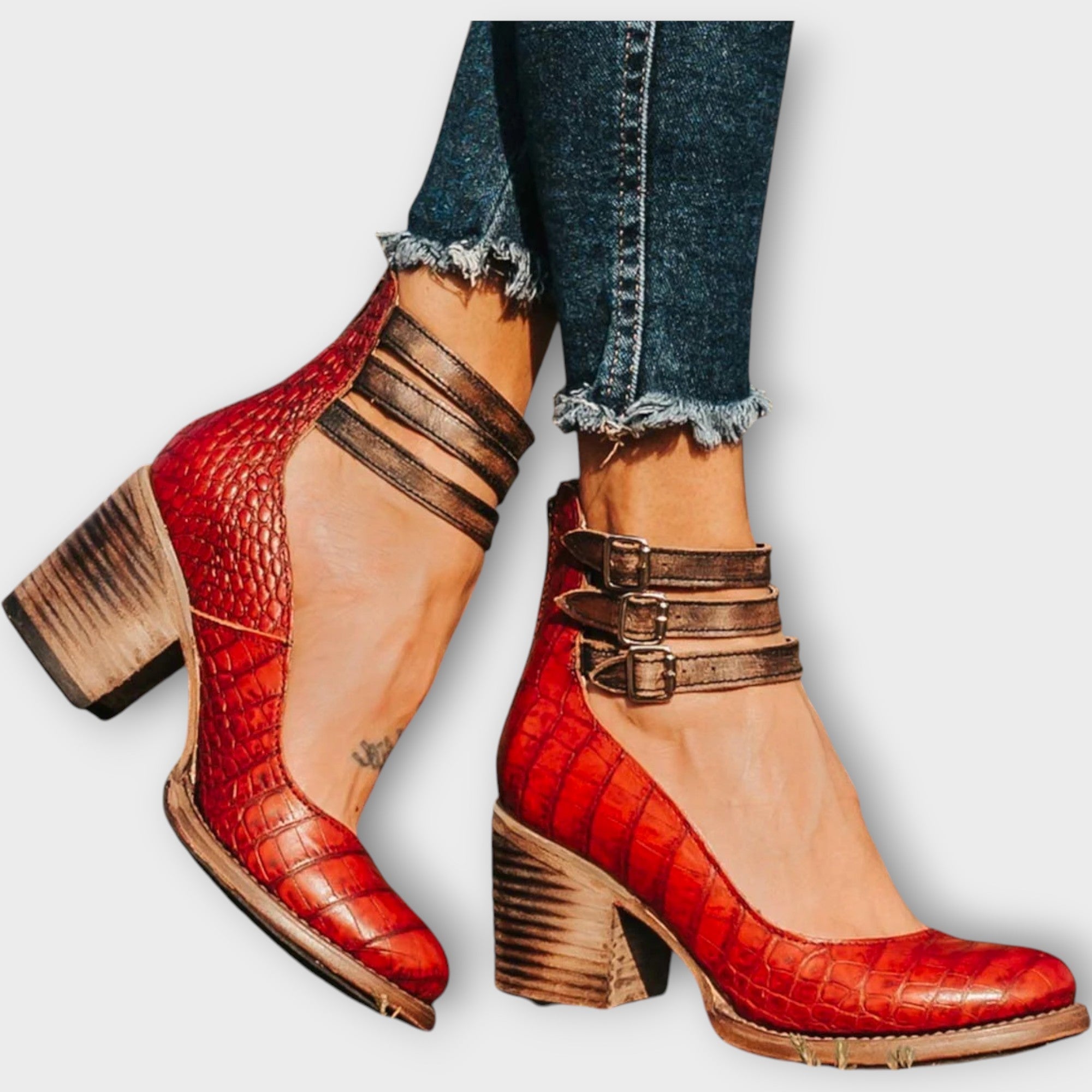 נעליים עם רצועות מרובות ועקב עבה