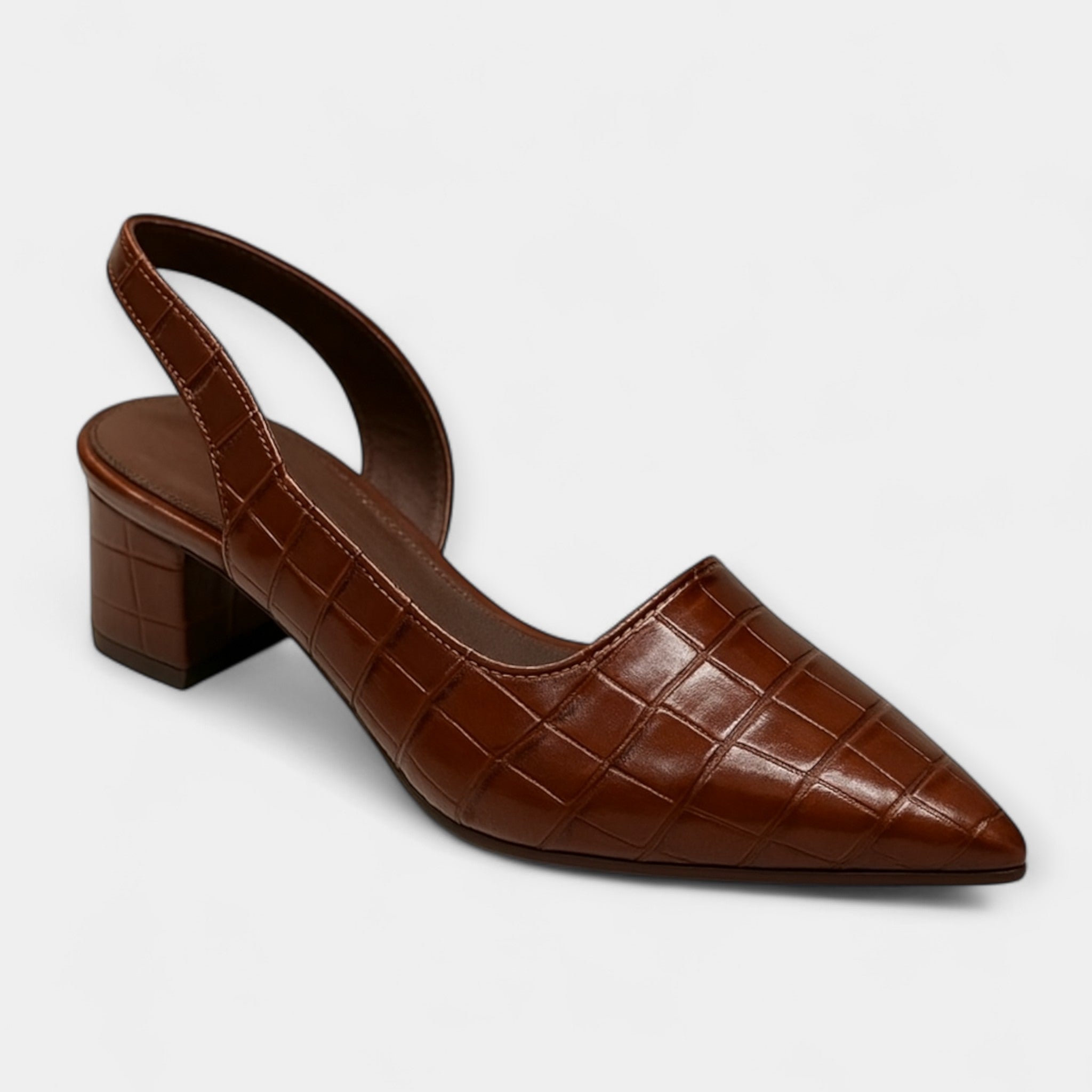 נעלי עקב עם פרטים יוקרתיים