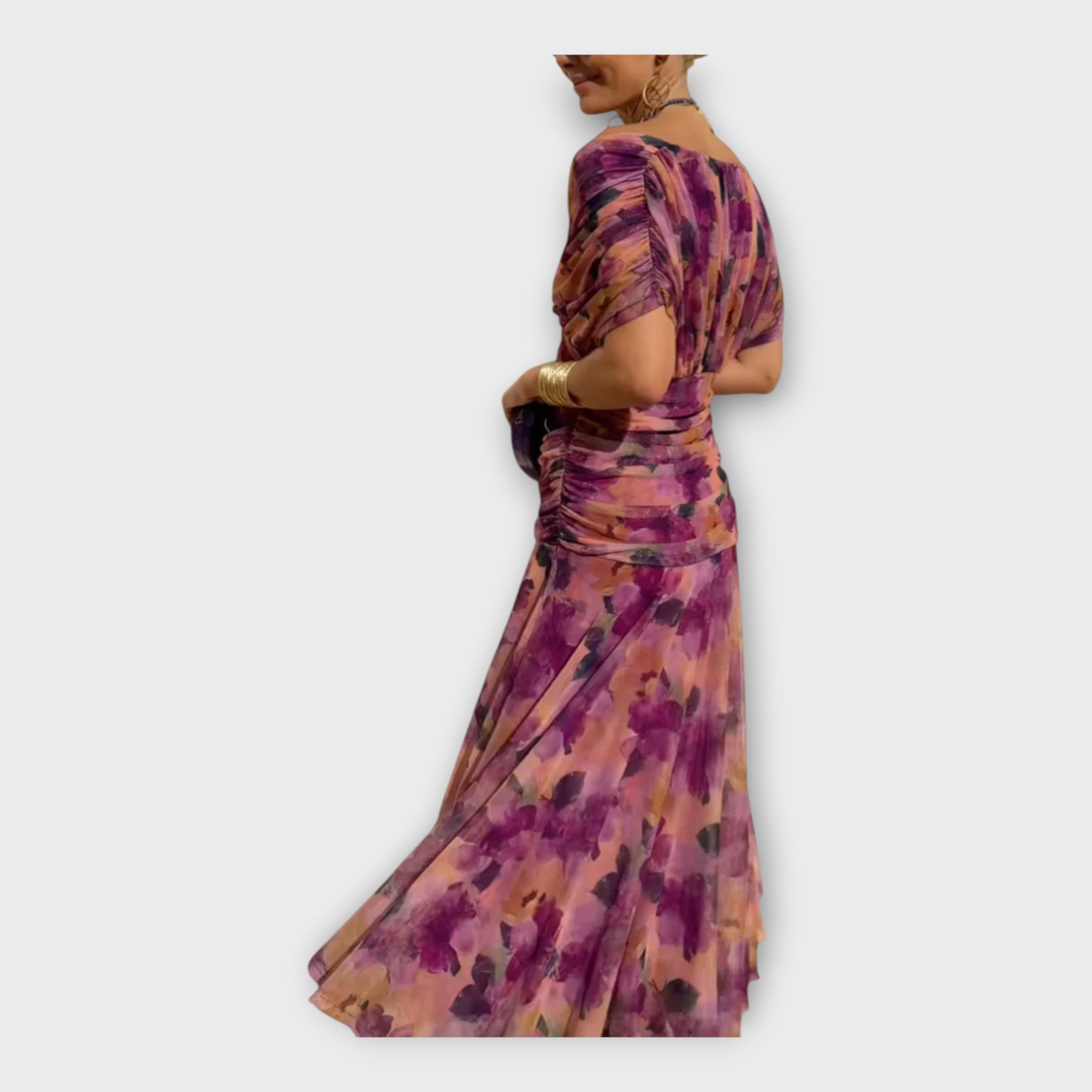 שמלות אוויריות עם מחשוף מרשים