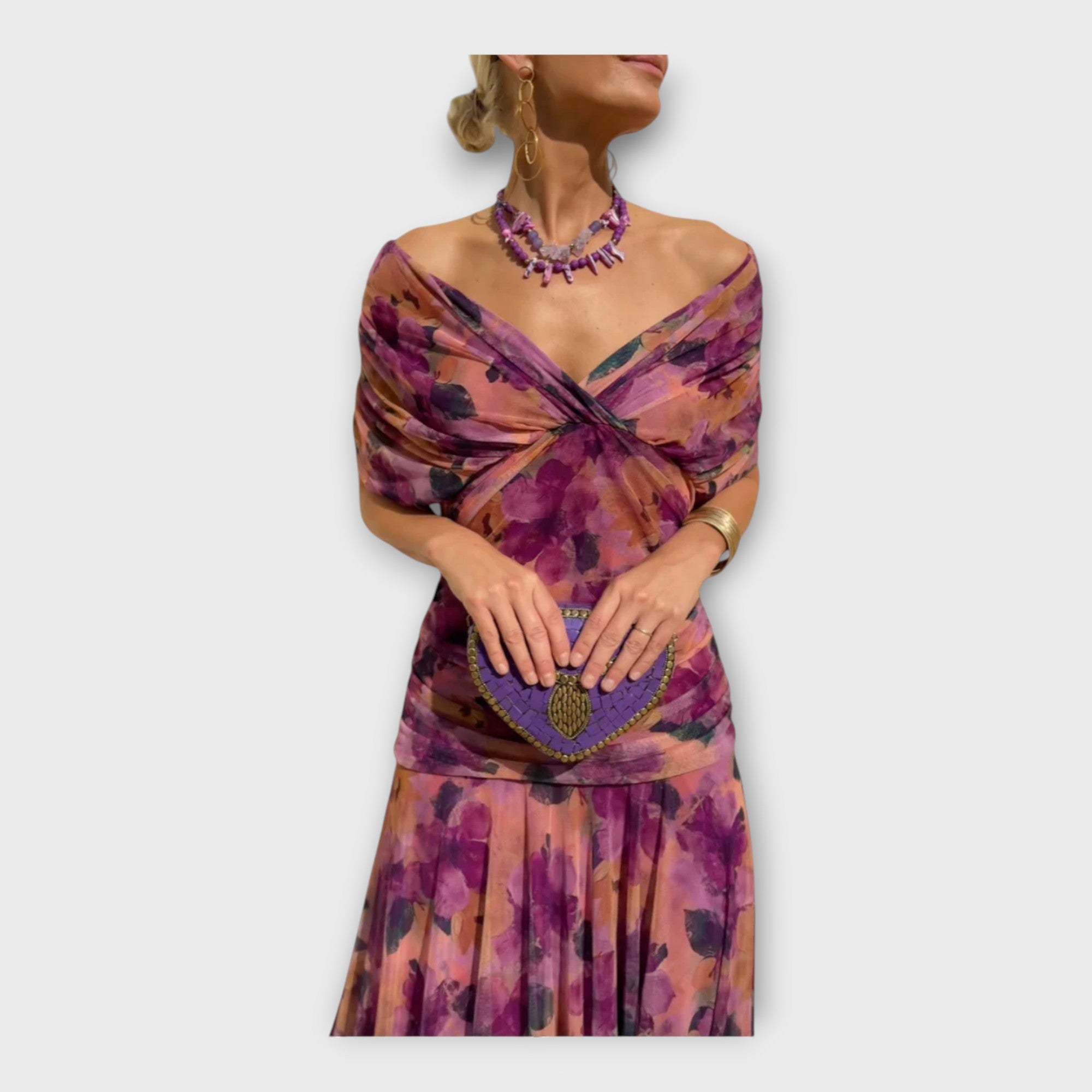 שמלות אוויריות עם מחשוף מרשים