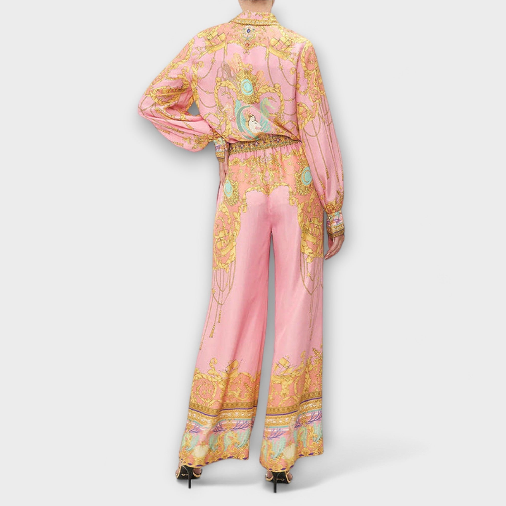 סג' – חולצת מריונטה רפויה ומכנסי מותן אלסטיים